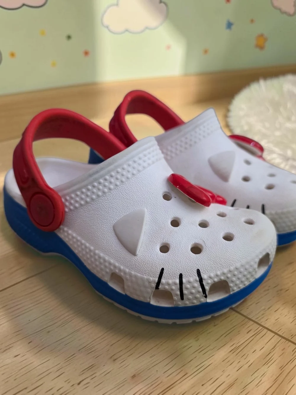 CROCS HELLO KITTY Toddler SIZE C6 White Red Blue